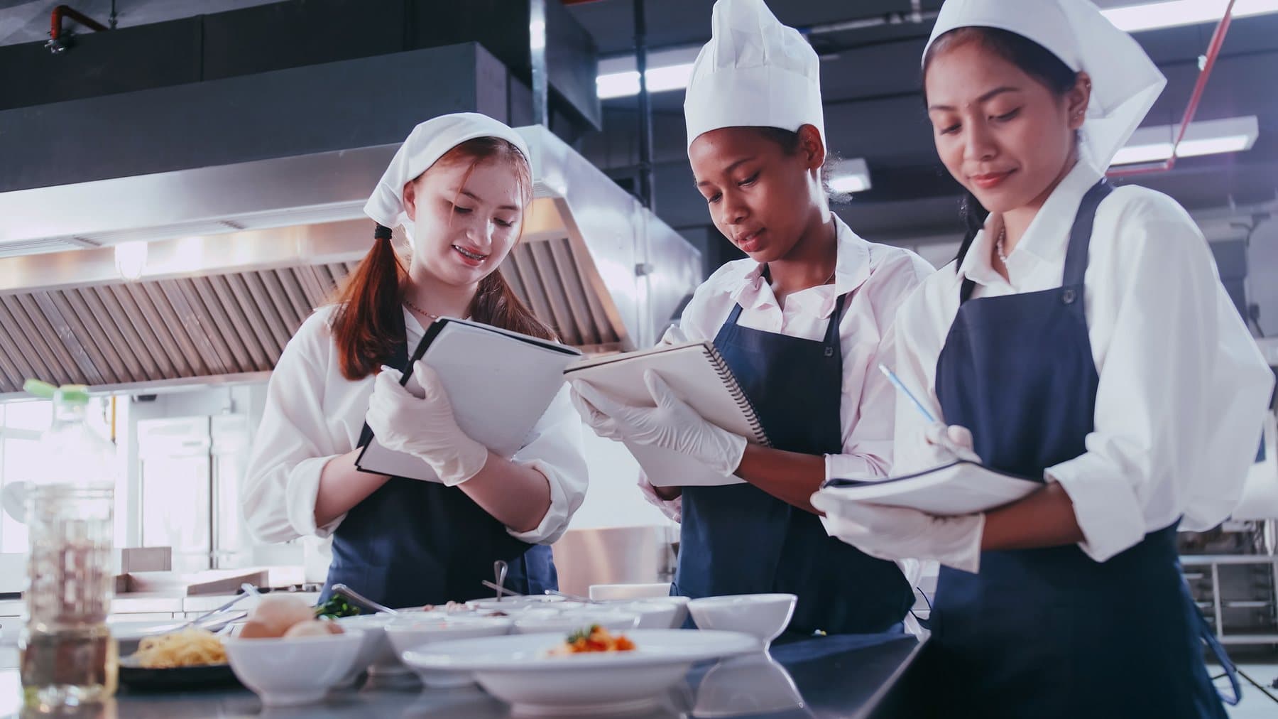 Um estudante de gastronomia focado no trabalho, não na formatação